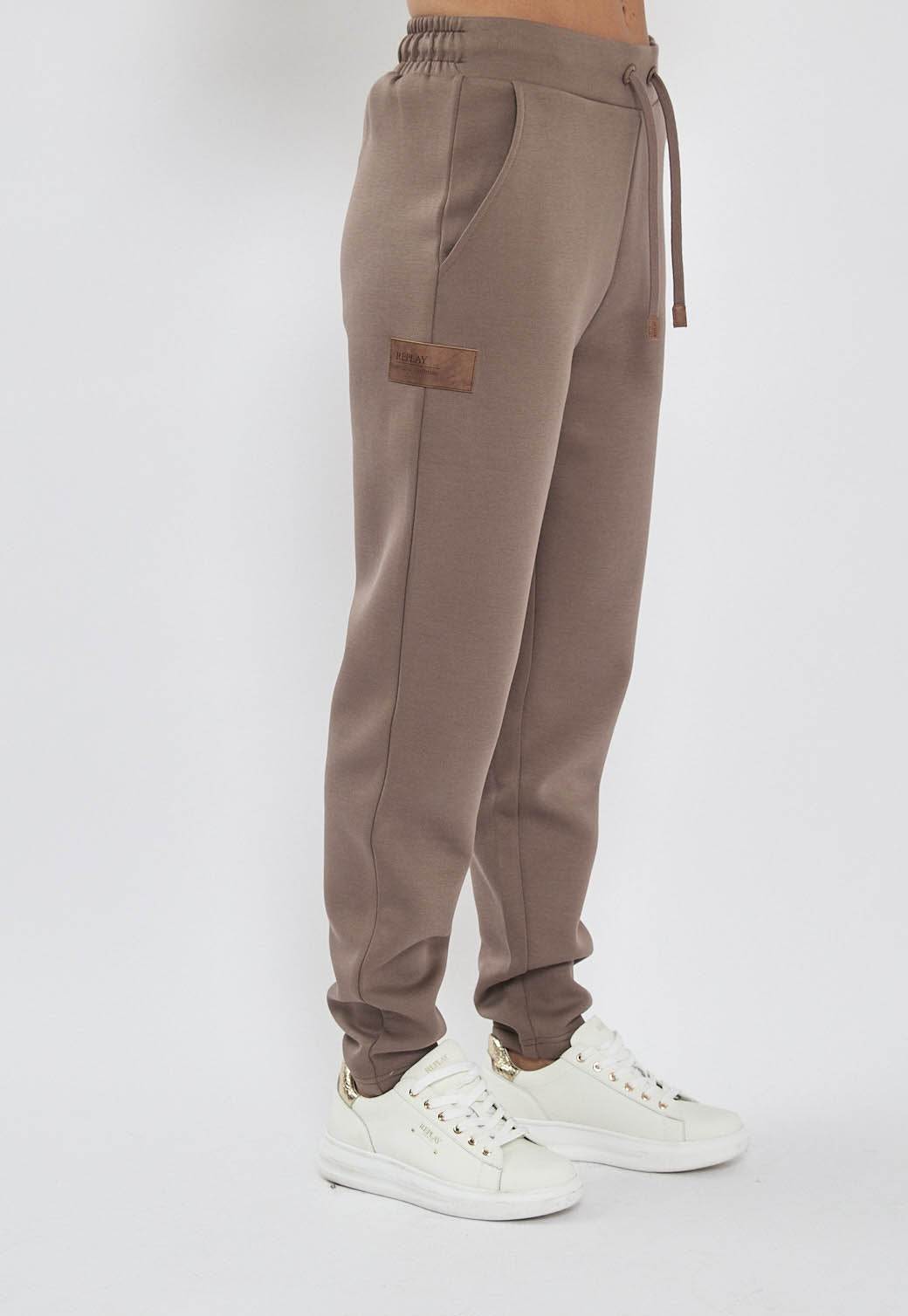 מכנסי טרנינג ארוכים לנשים בצבע חום