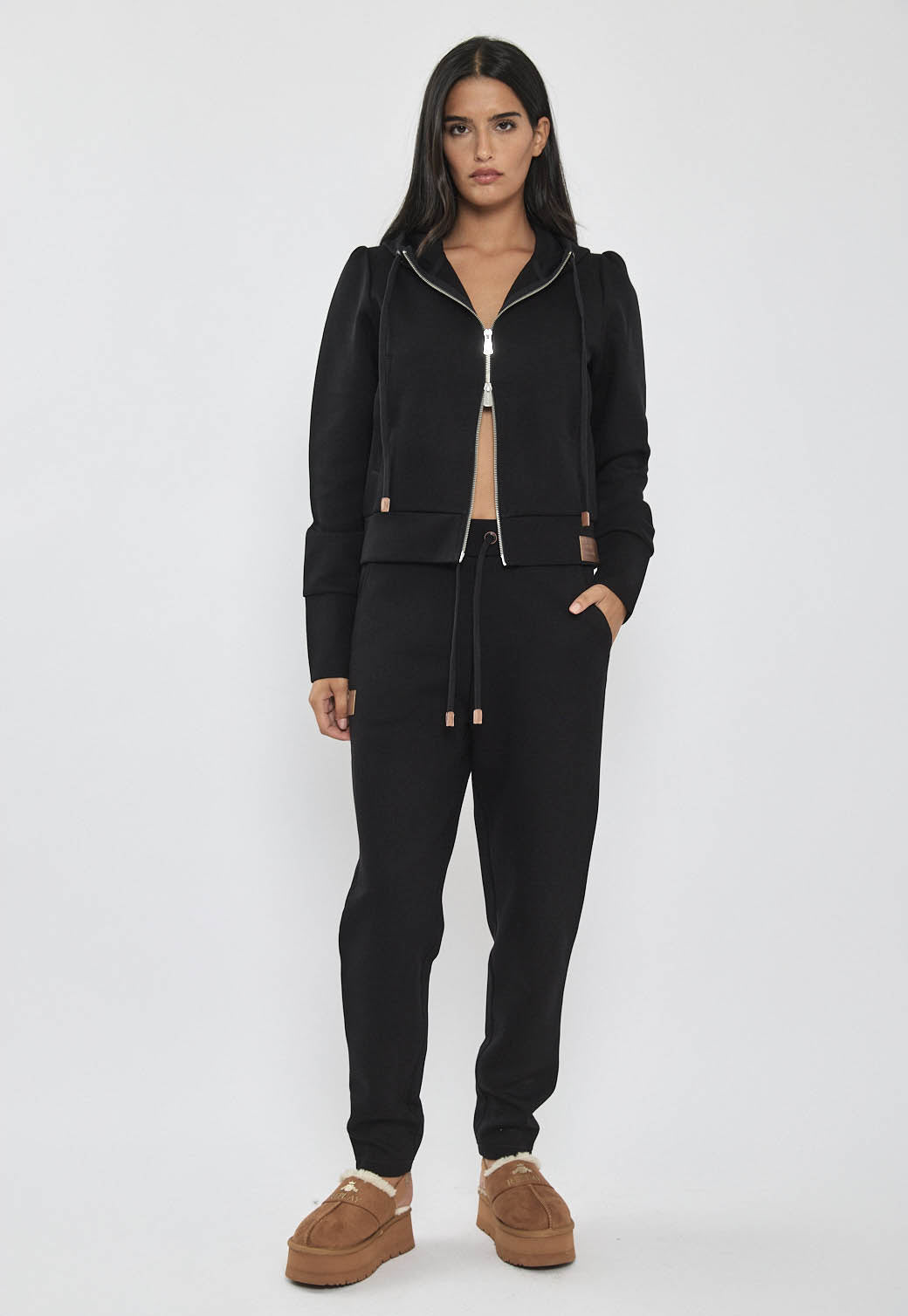 מכנסי טרנינג ארוכים בצבע שחור