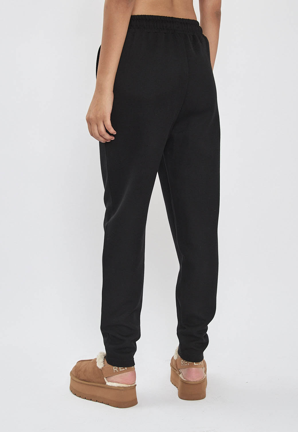 מכנסי טרנינג ארוכים בצבע שחור