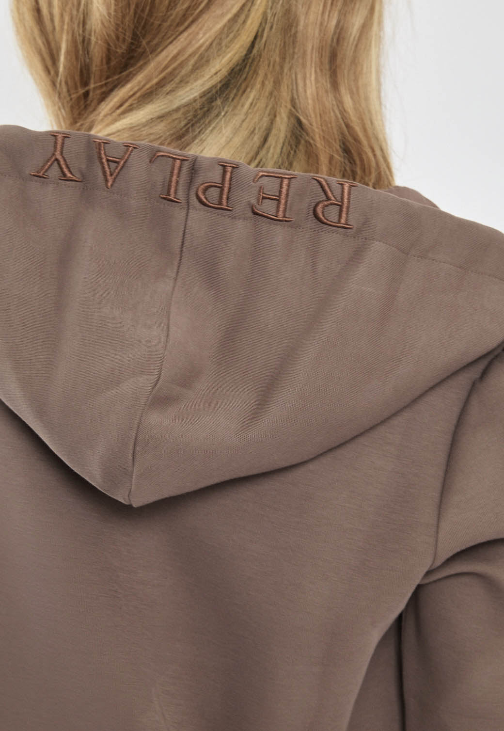 קפוצ'ון רוכסן לנשים בצבע חום