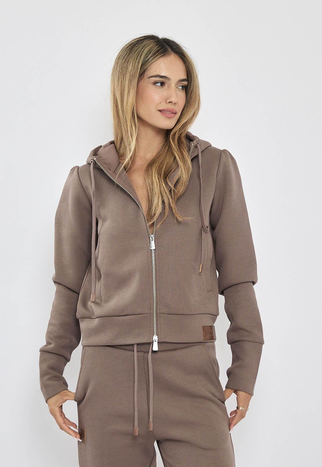 קפוצ'ון רוכסן לנשים בצבע חום