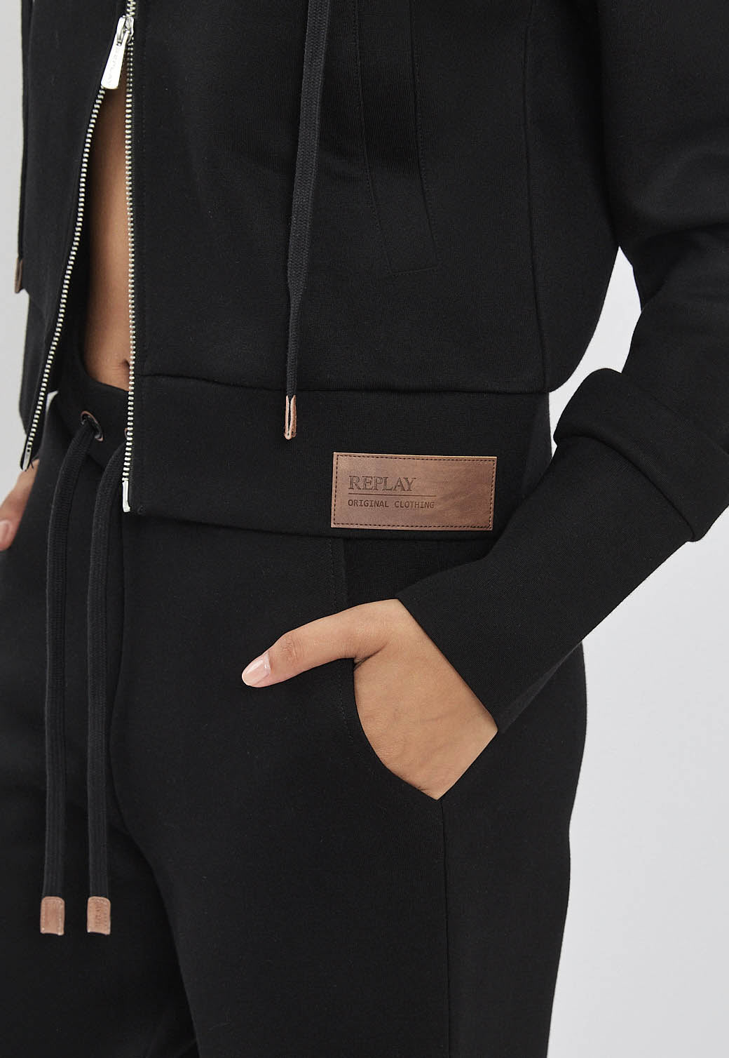 קפוצ’ון רוכסן לנשים בצבע שחור