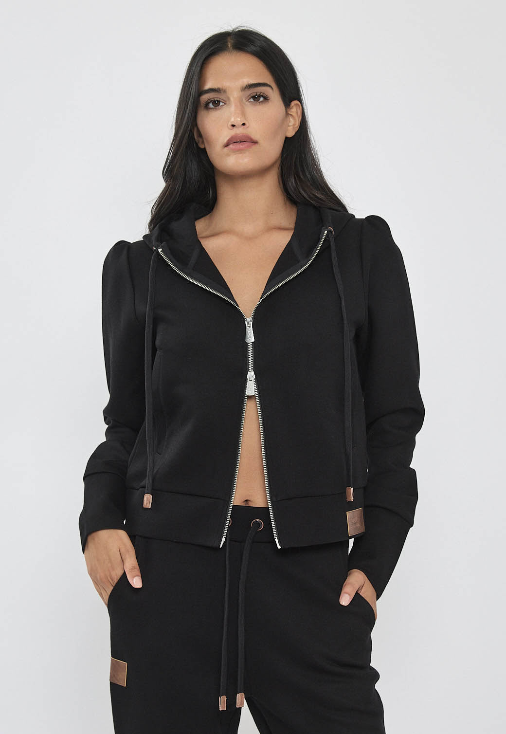 קפוצ’ון קצר לנשים בצבע שחור עם רוכסן וכובע.