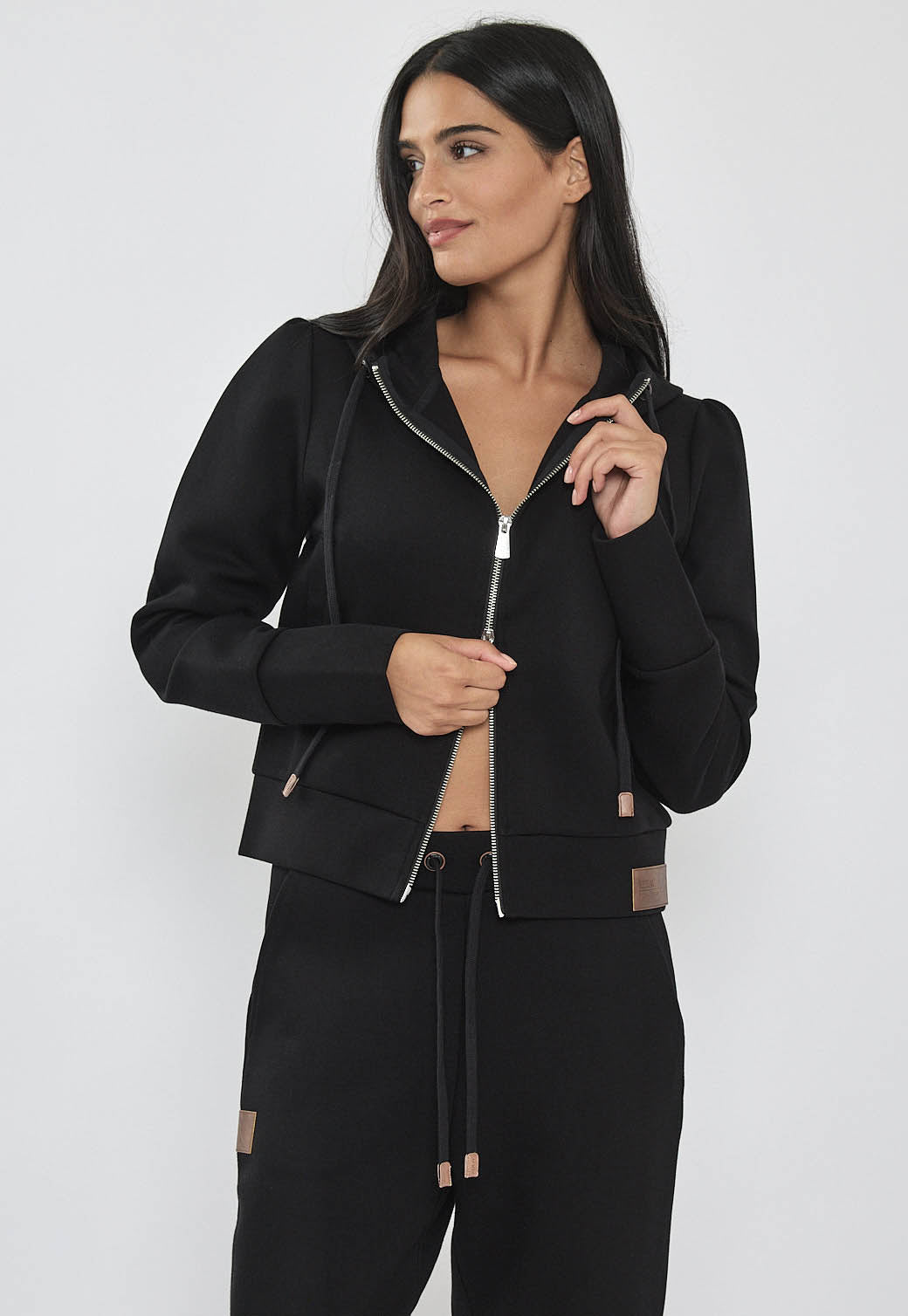 קפוצ’ון רוכסן לנשים בצבע שחור