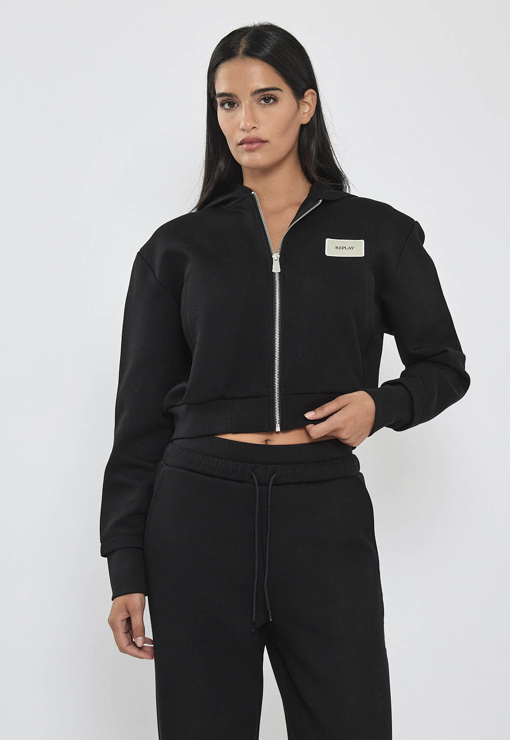 ג׳קט קפוצ׳ון לנשים בצבע שחור עם רוכסן ולוגו