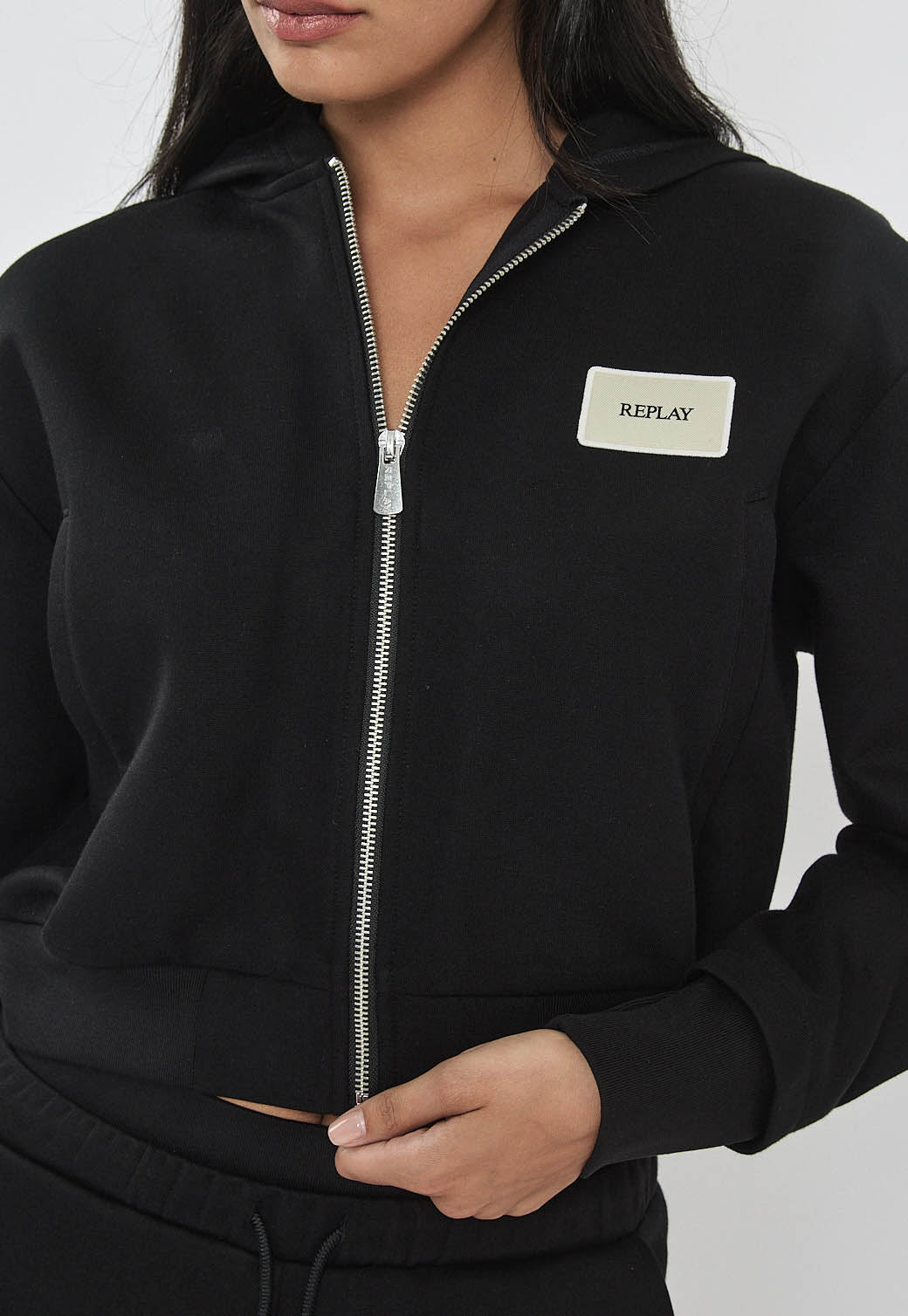 ג׳קט קפוצ׳ון לנשים בצבע שחור עם רוכסן ולוגו