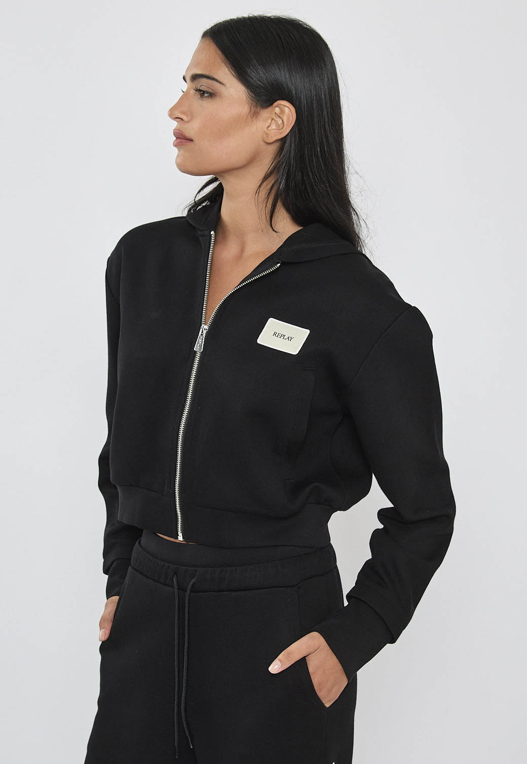 ג׳קט קפוצ׳ון לנשים בצבע שחור עם רוכסן ולוגו