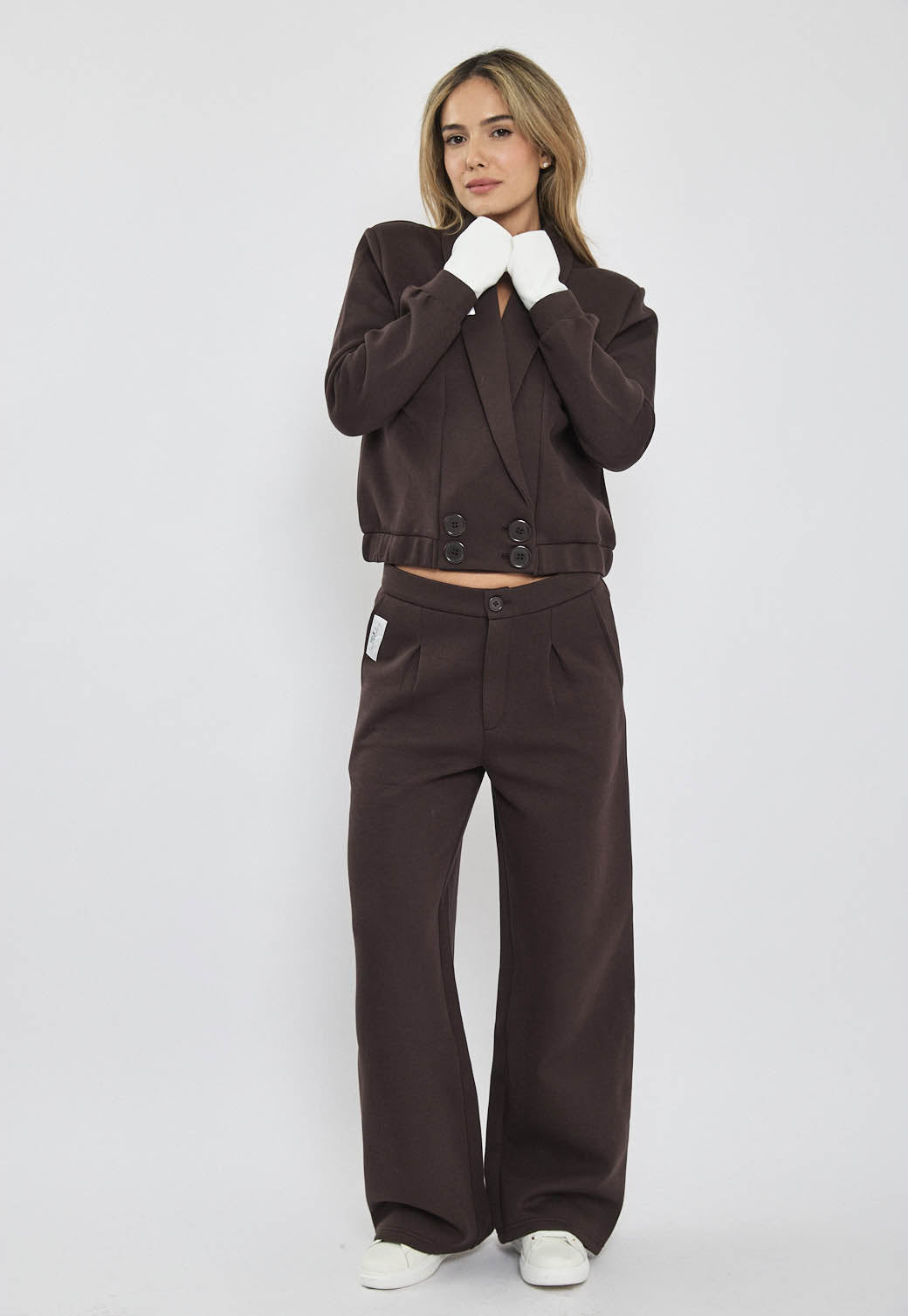 מכנסיים רחבים לנשים בצבע חום עם קפל קדמי