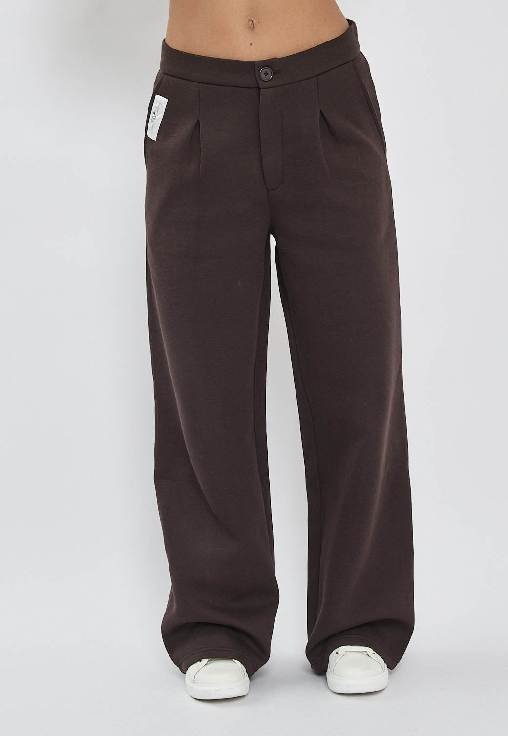 מכנסיים רחבים לנשים בצבע חום עם קפל קדמי