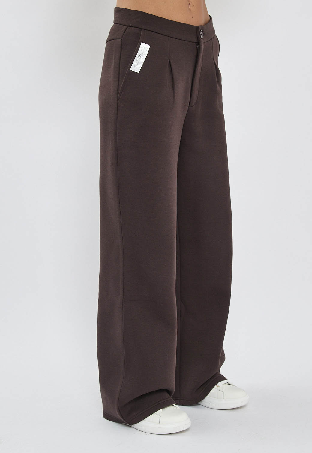 מכנסיים רחבים לנשים בצבע חום עם קפל קדמי