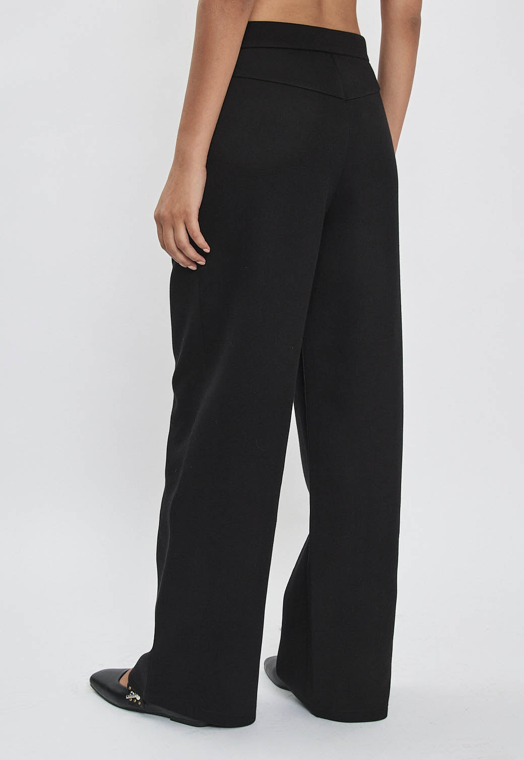 מכנסיים רחבים לנשים בצבע שחור עם קפל קדמי