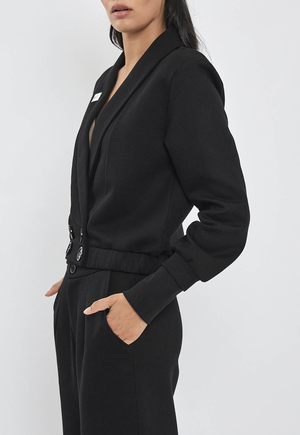 ג׳קט קצר לנשים בצבע שחור עם סגירה כפולה