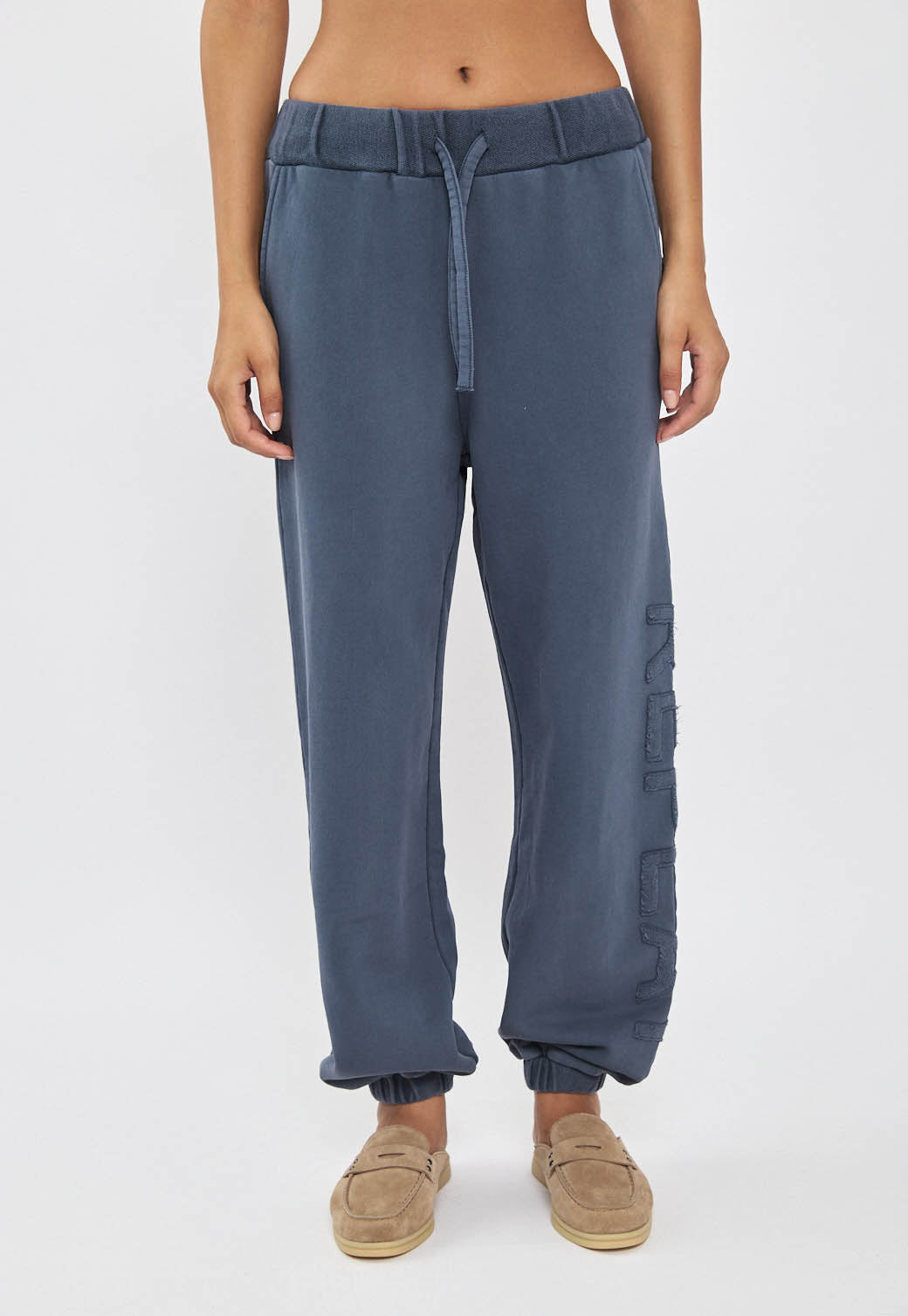 מכנסי טרנינג לנשים בצבע אינדיגו עם לוגו רקום