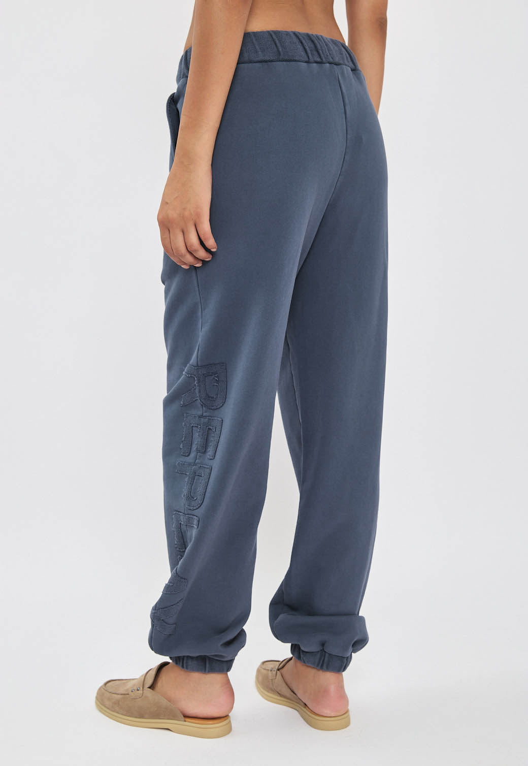 מכנסי טרנינג לנשים בצבע אינדיגו עם לוגו רקום