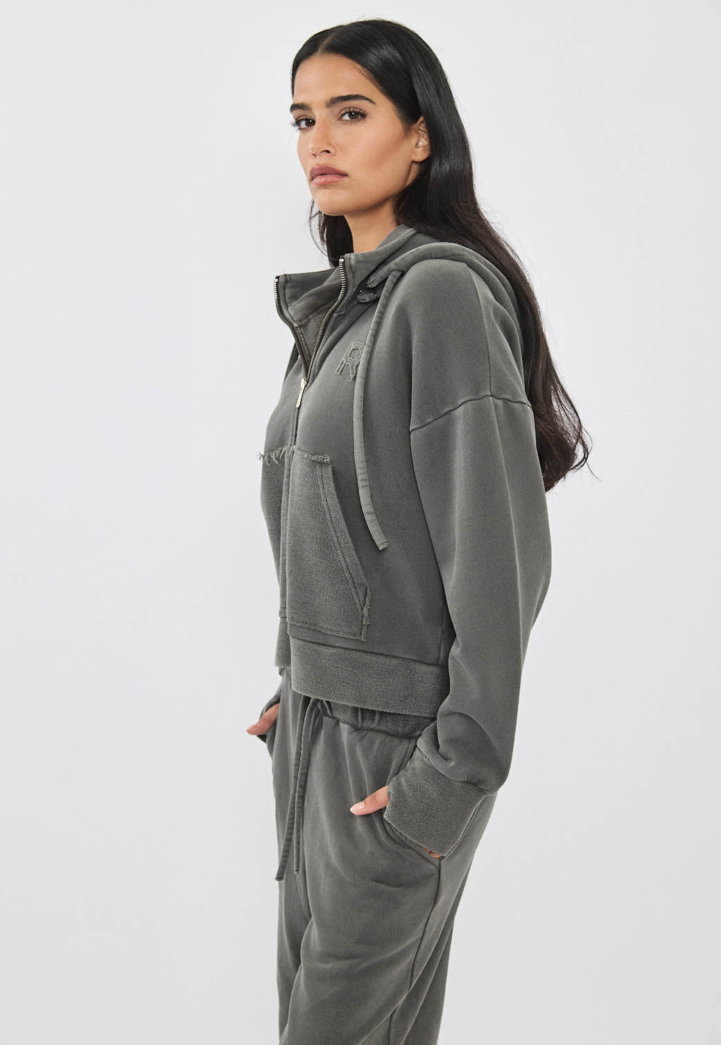 קפוצ'ון רוכסן לנשים בצבע אפור בהיר