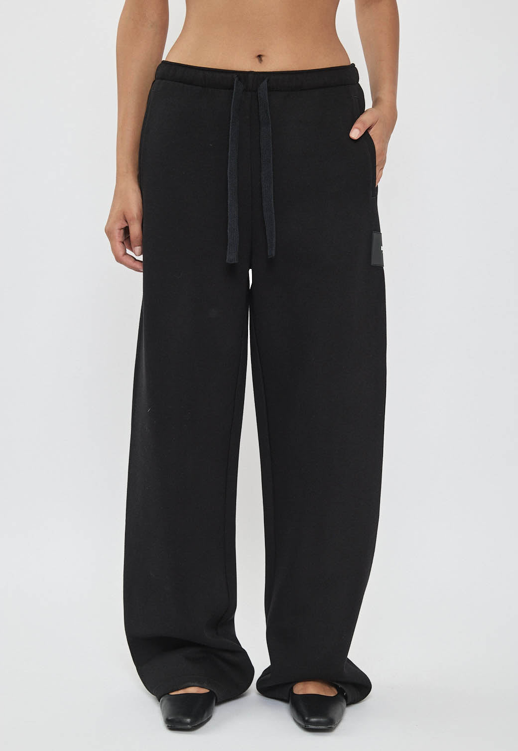 מכנסי טרנינג רחבים לנשים בצבע שחור