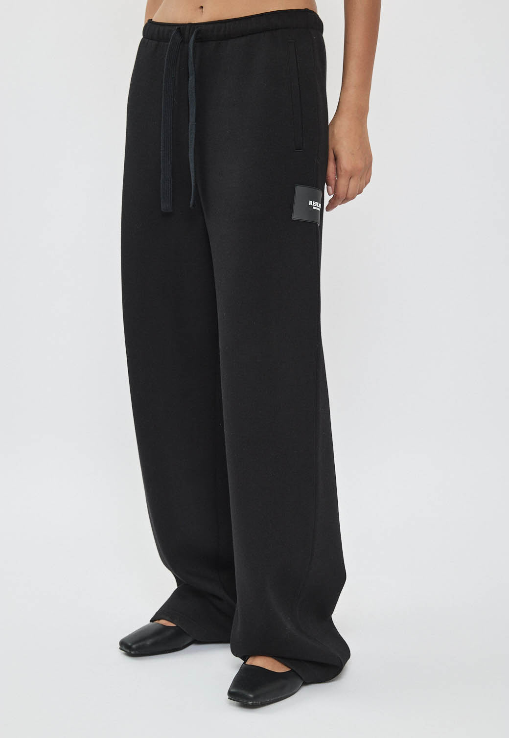 מכנסי טרנינג רחבים לנשים בצבע שחור