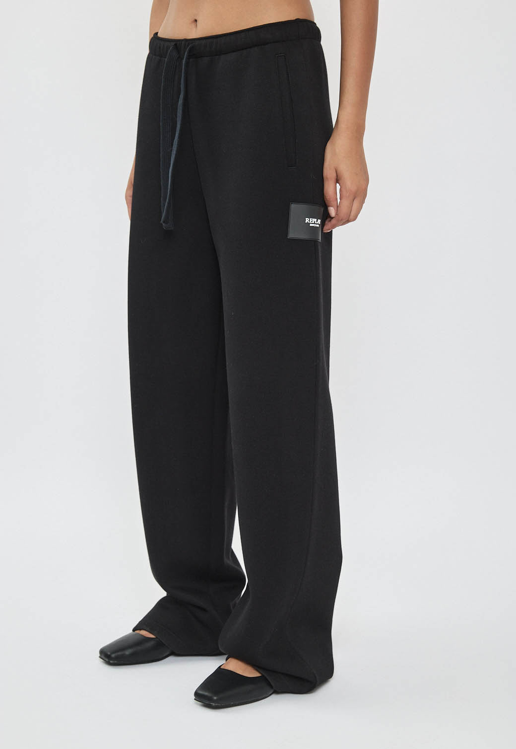 מכנסי טרנינג רחבים לנשים בצבע שחור