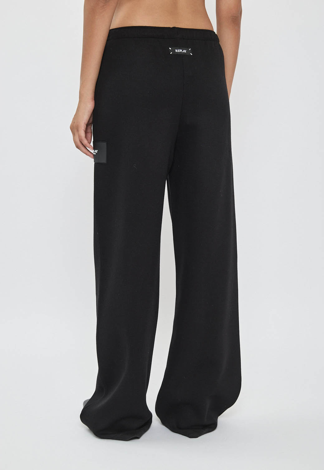 מכנסי טרנינג רחבים לנשים בצבע שחור