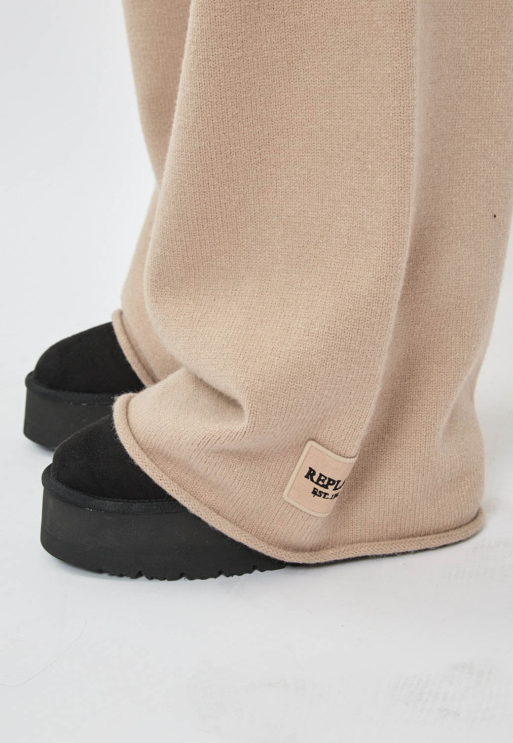 מכנסיים רחבים ארוכים לנשים בצבע בז'