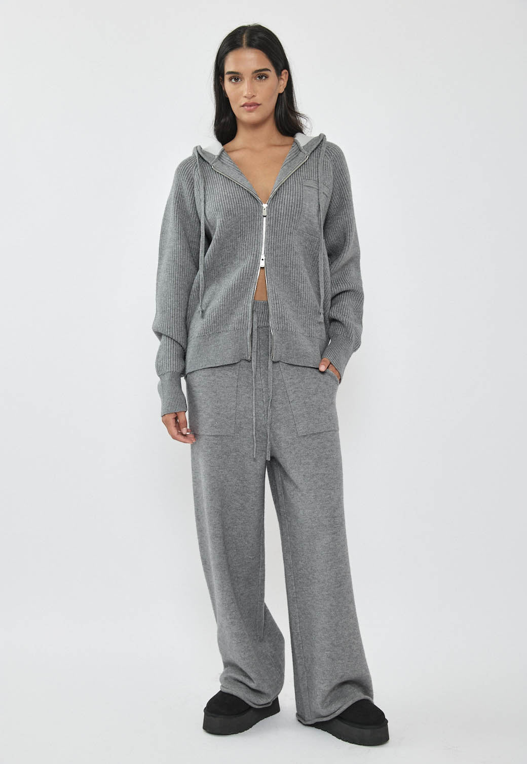 מכנסיים רחבים לנשים בצבע אפור כהה