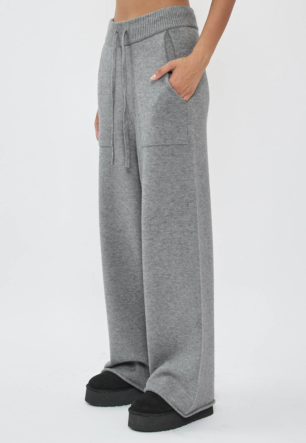 מכנסיים רחבים לנשים בצבע אפור כהה