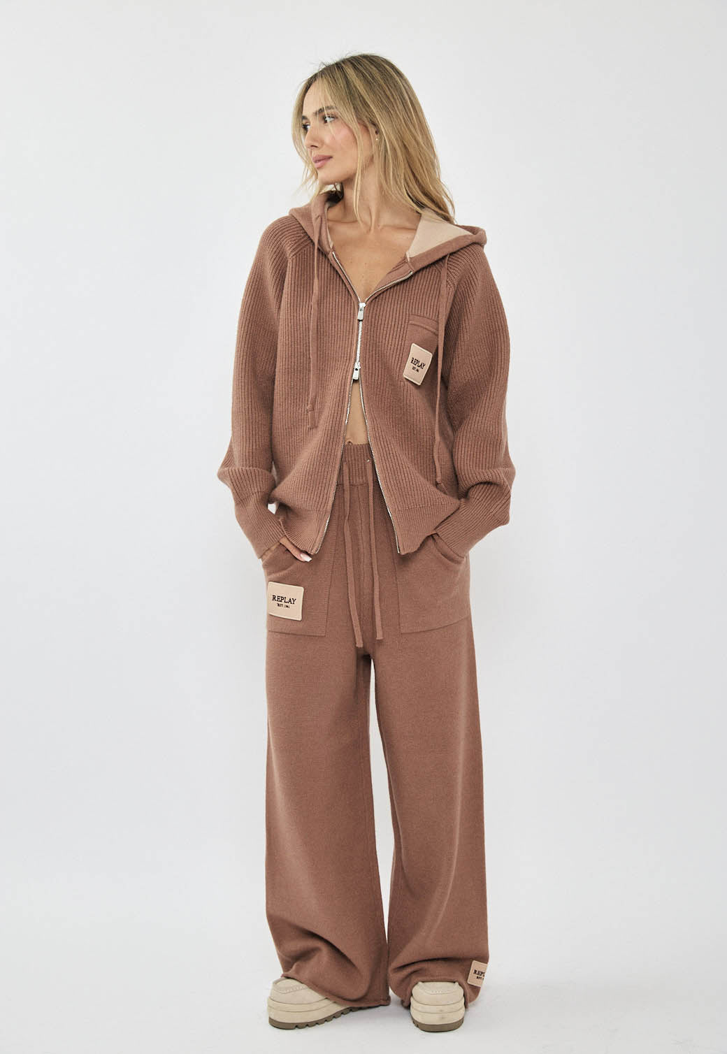 מכנסיים סרוגים רחבים לנשים בצבע חום