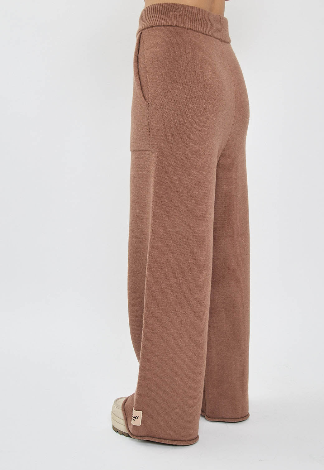 מכנסיים סרוגים רחבים לנשים בצבע חום