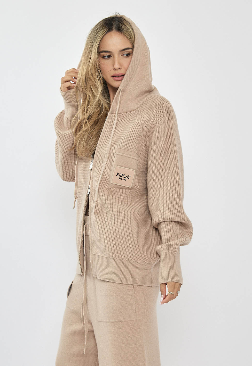 קפוצ'ון סרוג לנשים בצבע בז' עם רוכסן