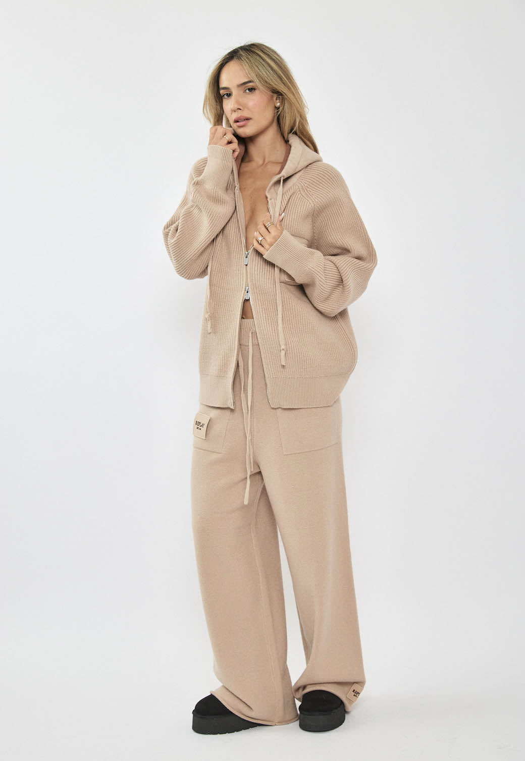 קפוצ'ון סרוג לנשים בצבע בז' עם רוכסן