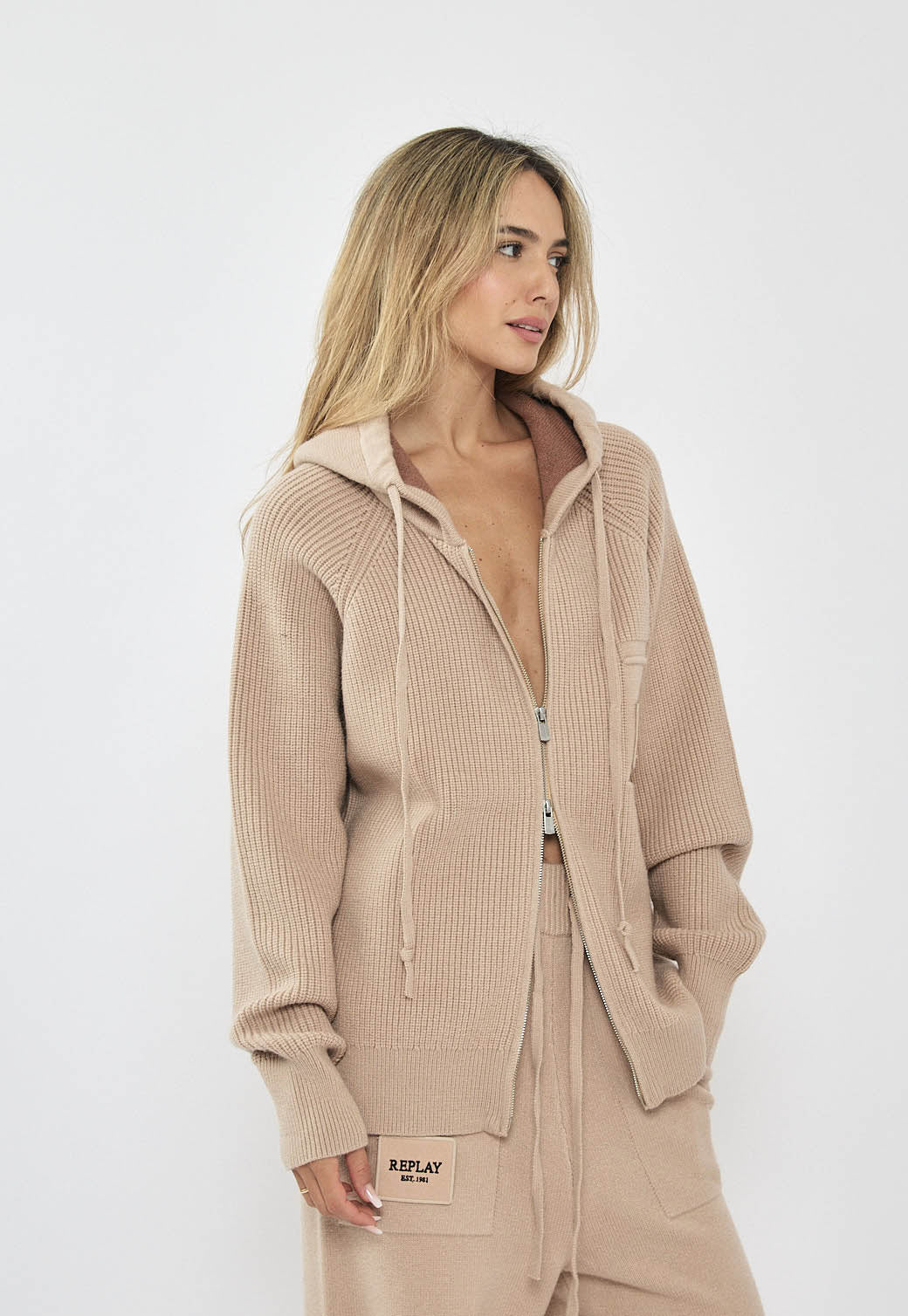 קפוצ'ון סרוג לנשים בצבע בז' עם רוכסן