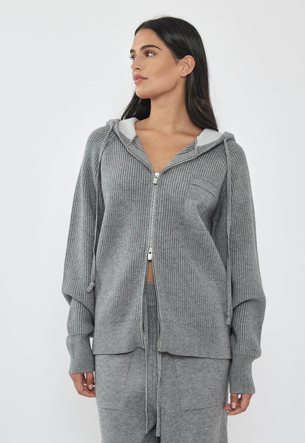 קפוצ'ון סרוג לנשים בצבע אפור כהה עם רוכסן