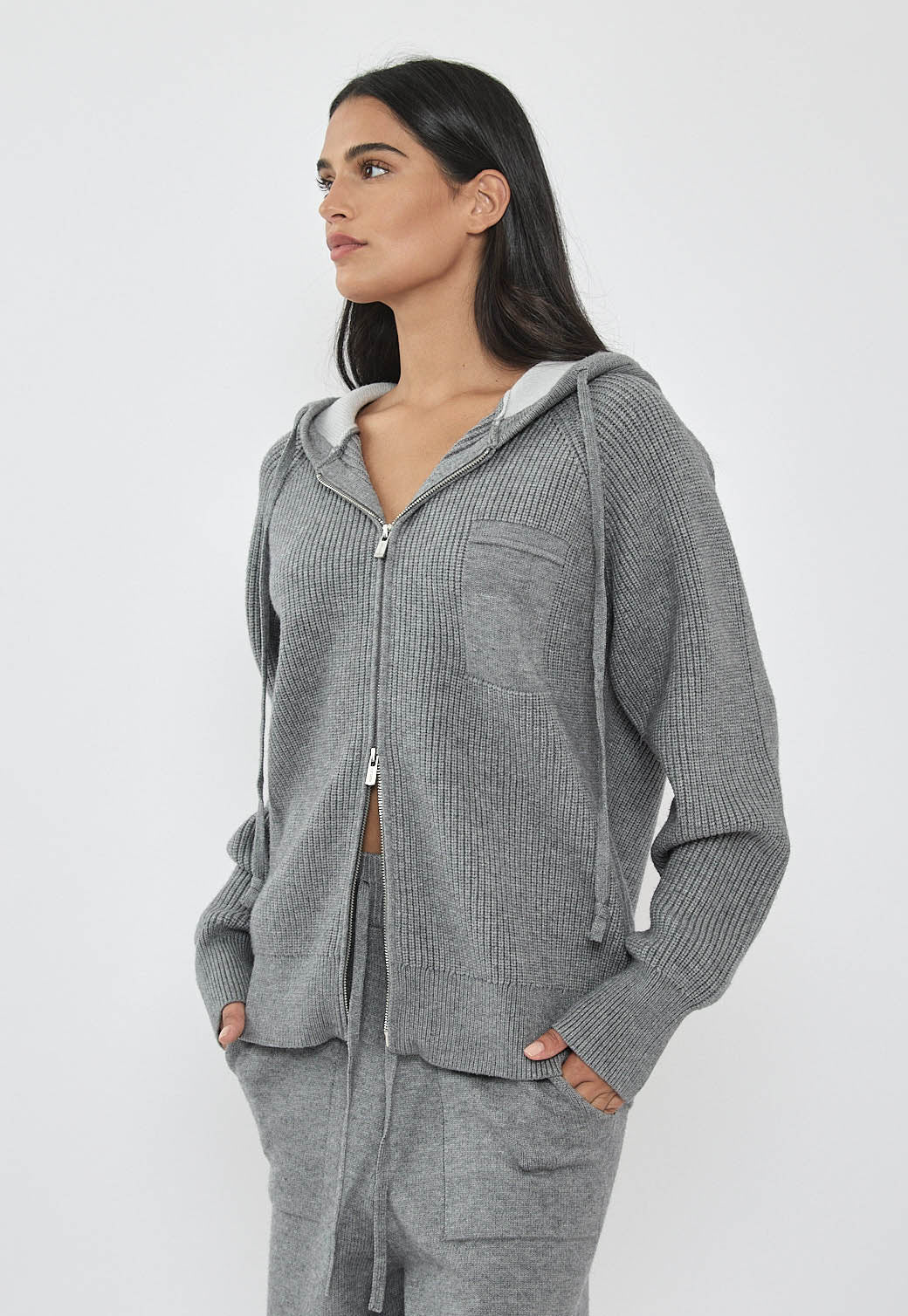 קפוצ'ון סרוג לנשים בצבע אפור כהה עם רוכסן