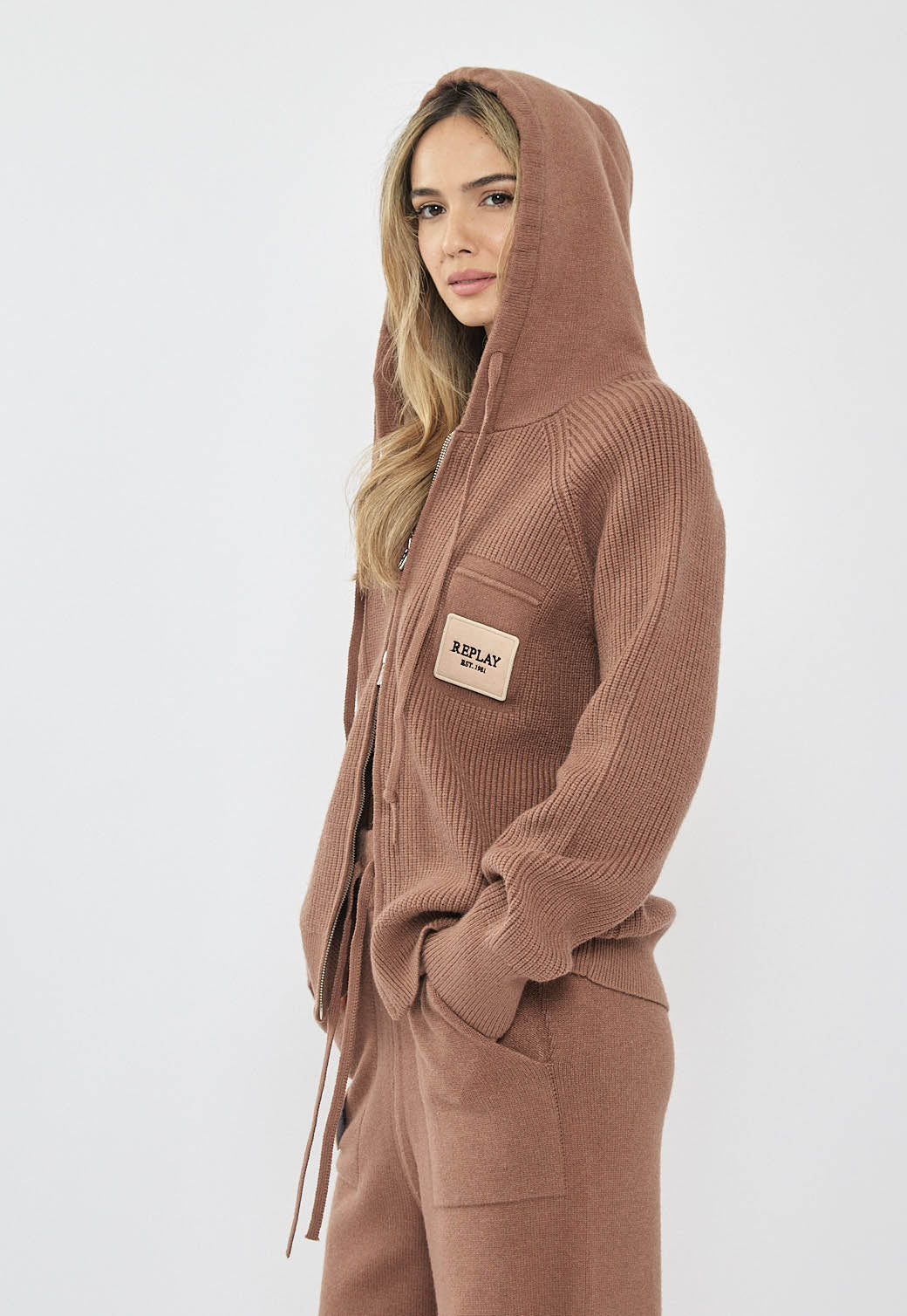 קפוצ'ון סרוג לנשים בצבע חום עם רוכסן