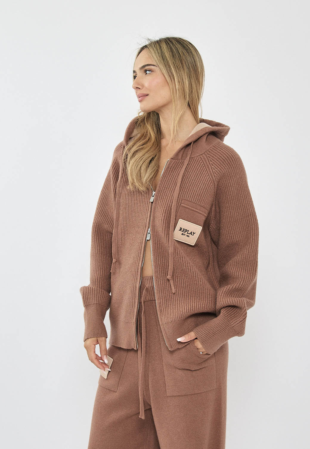 קפוצ'ון סרוג לנשים בצבע חום עם רוכסן