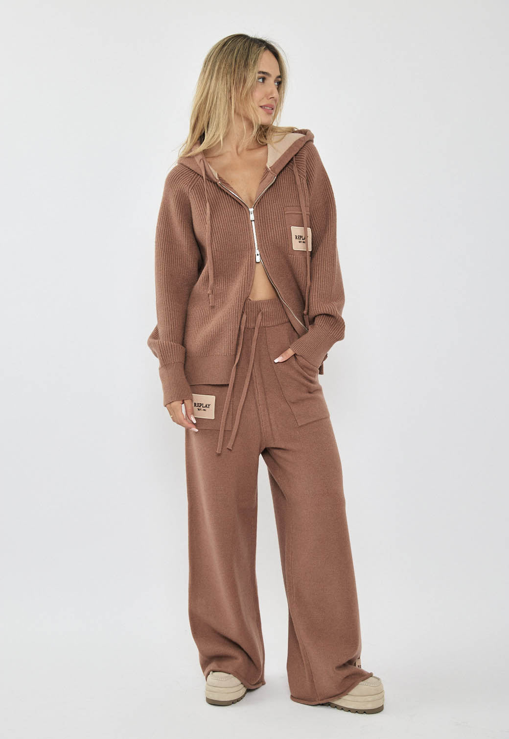 קפוצ'ון סרוג לנשים בצבע חום עם רוכסן