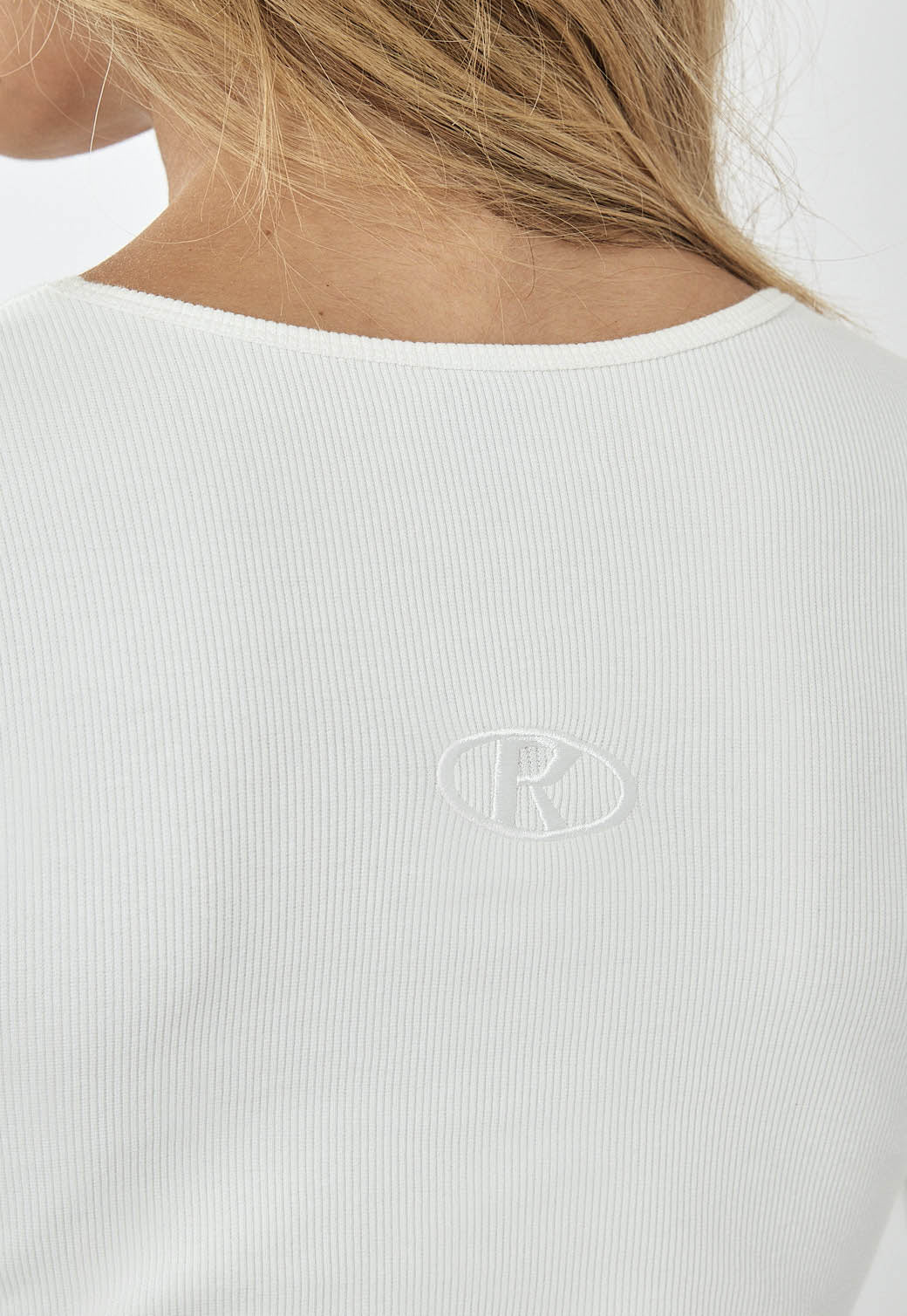 בגד גוף ריב לנשים בצבע לבן עם שרוול ארוך