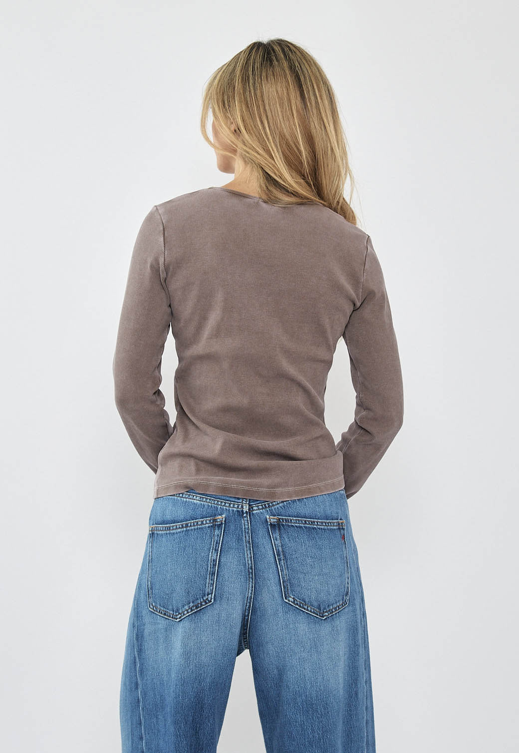 טי-שירט לנשים בצבע חום