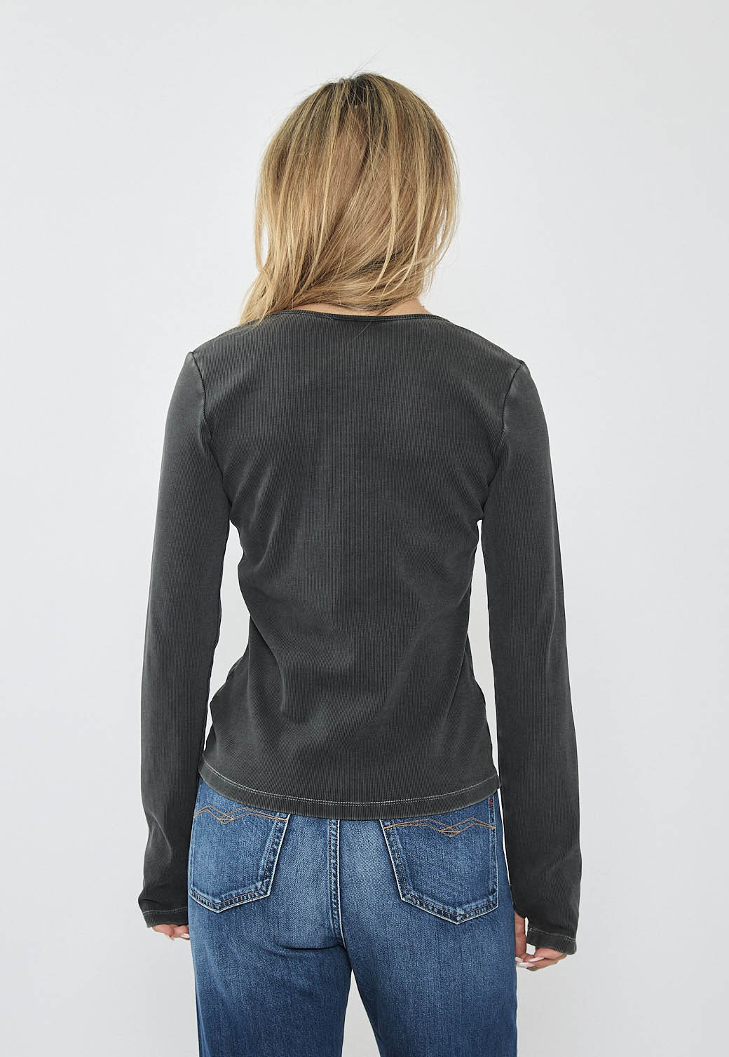 טי-שירט ריב ארוכת שרוול לנשים בצבע שחור דהוי