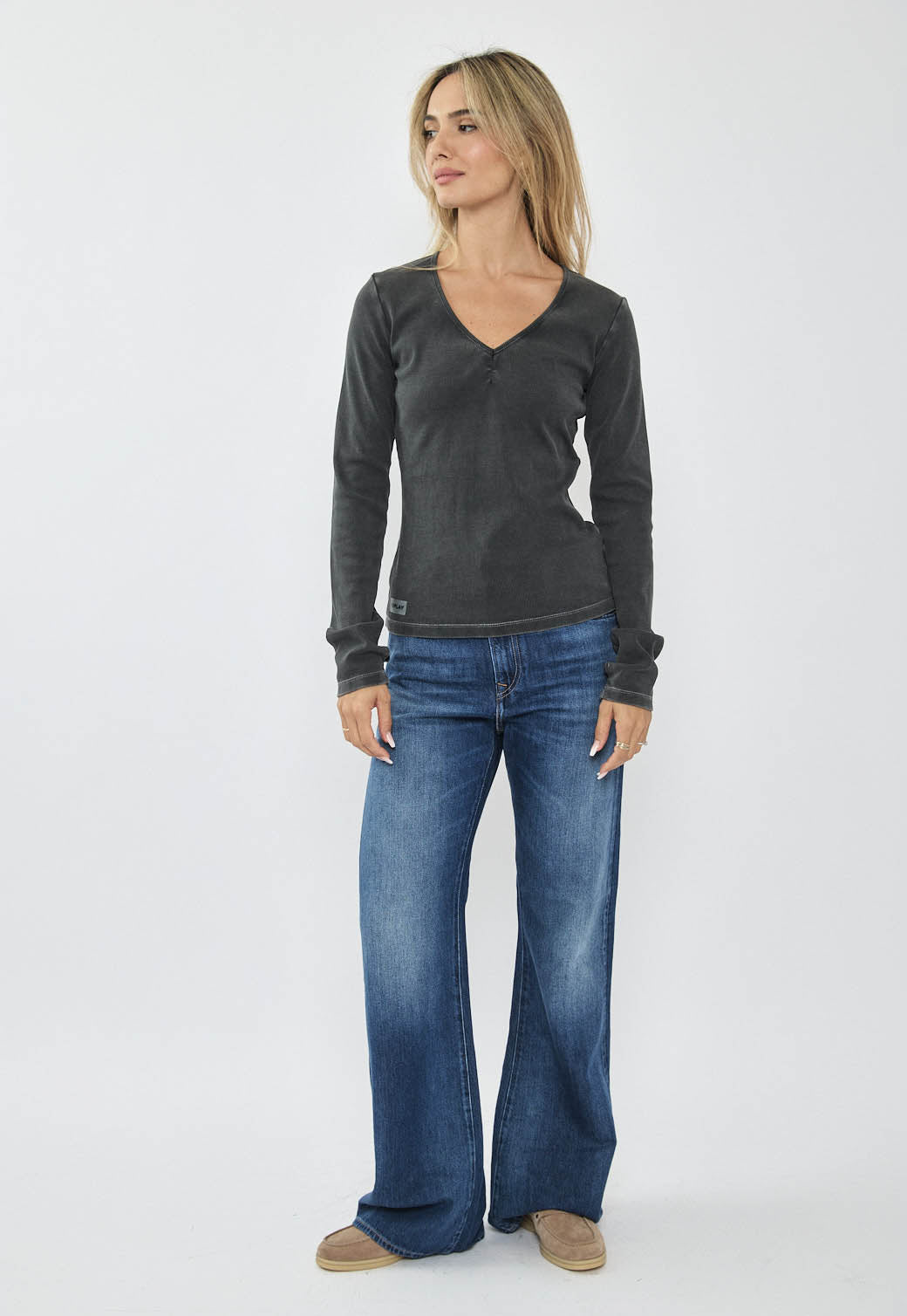 טי-שירט ריב ארוכת שרוול לנשים בצבע שחור דהוי