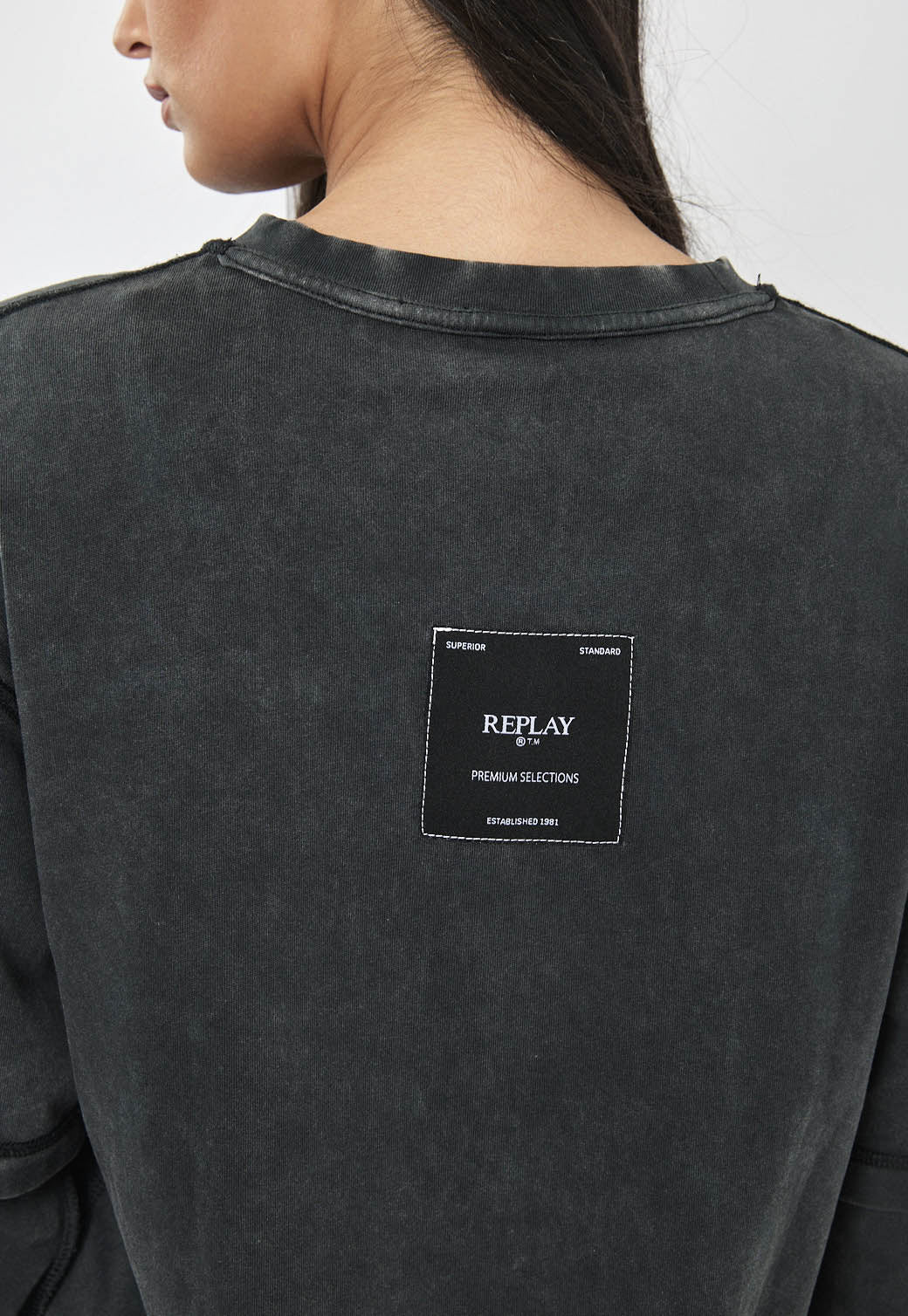 חולצה ארוכה לנשים בצבע שחור