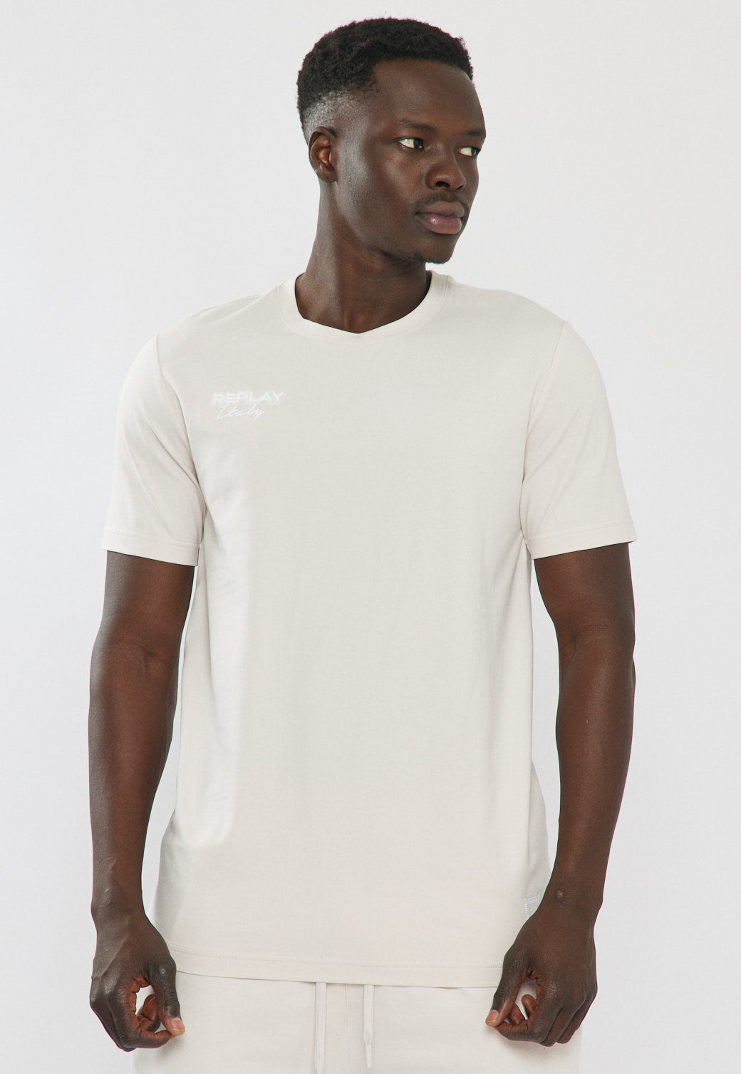 חליפת טרנינג לגברים בצבע אוף וייט עם לוגו