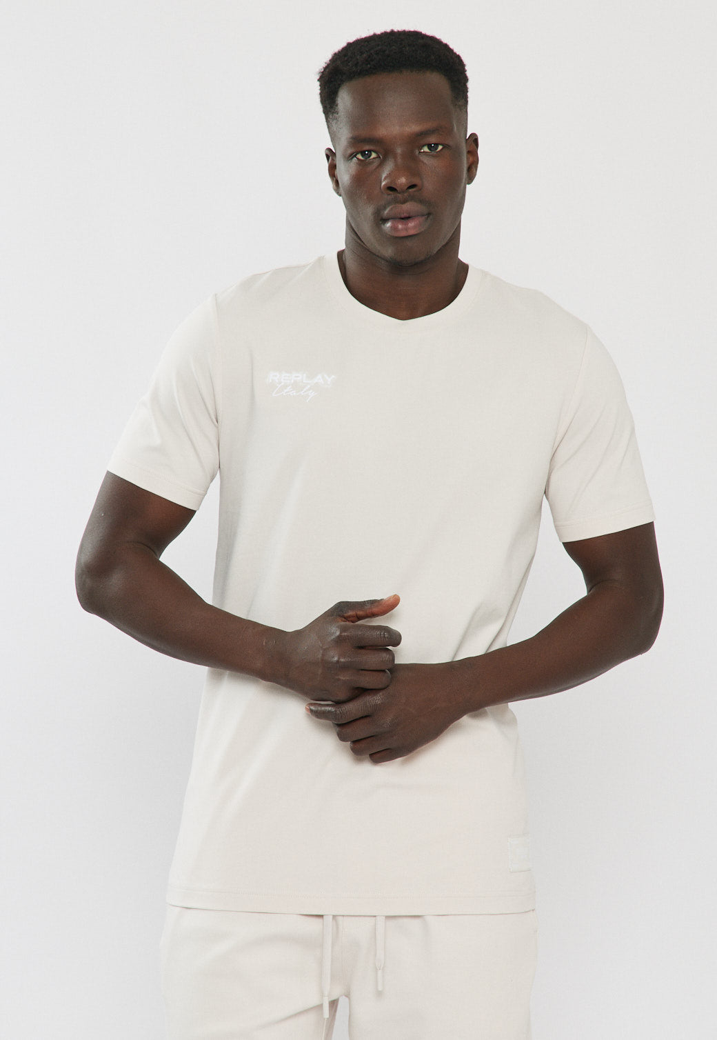 חליפת טרנינג לגברים בצבע אוף וייט עם לוגו