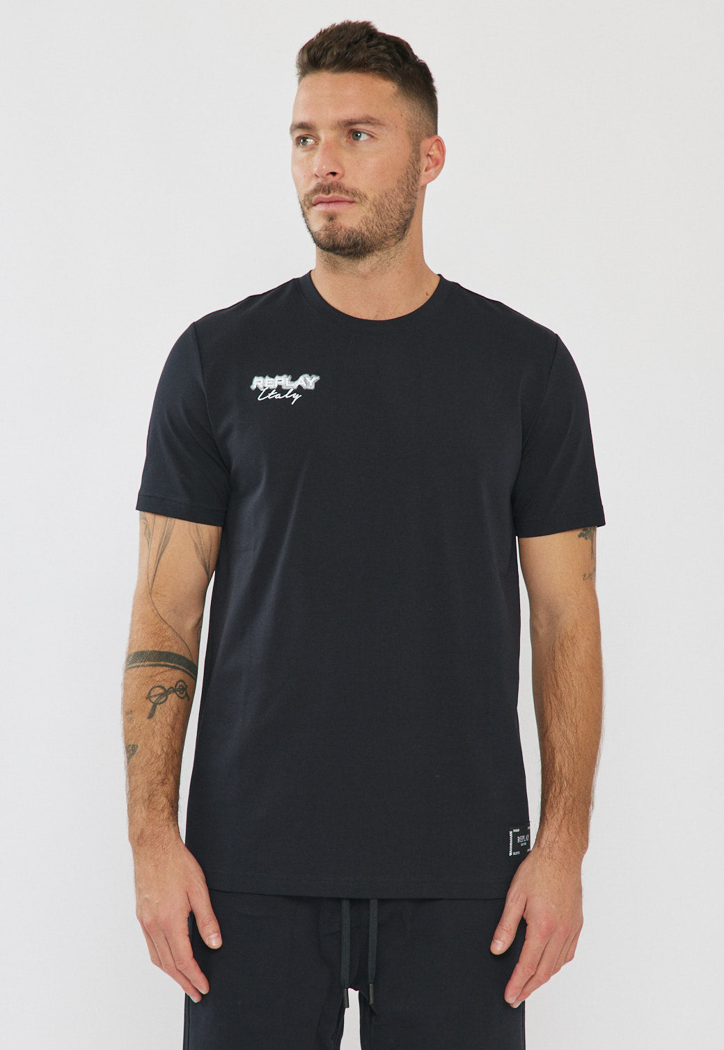 חליפת טרנינג לגברים בצבע שחור עם לוגו