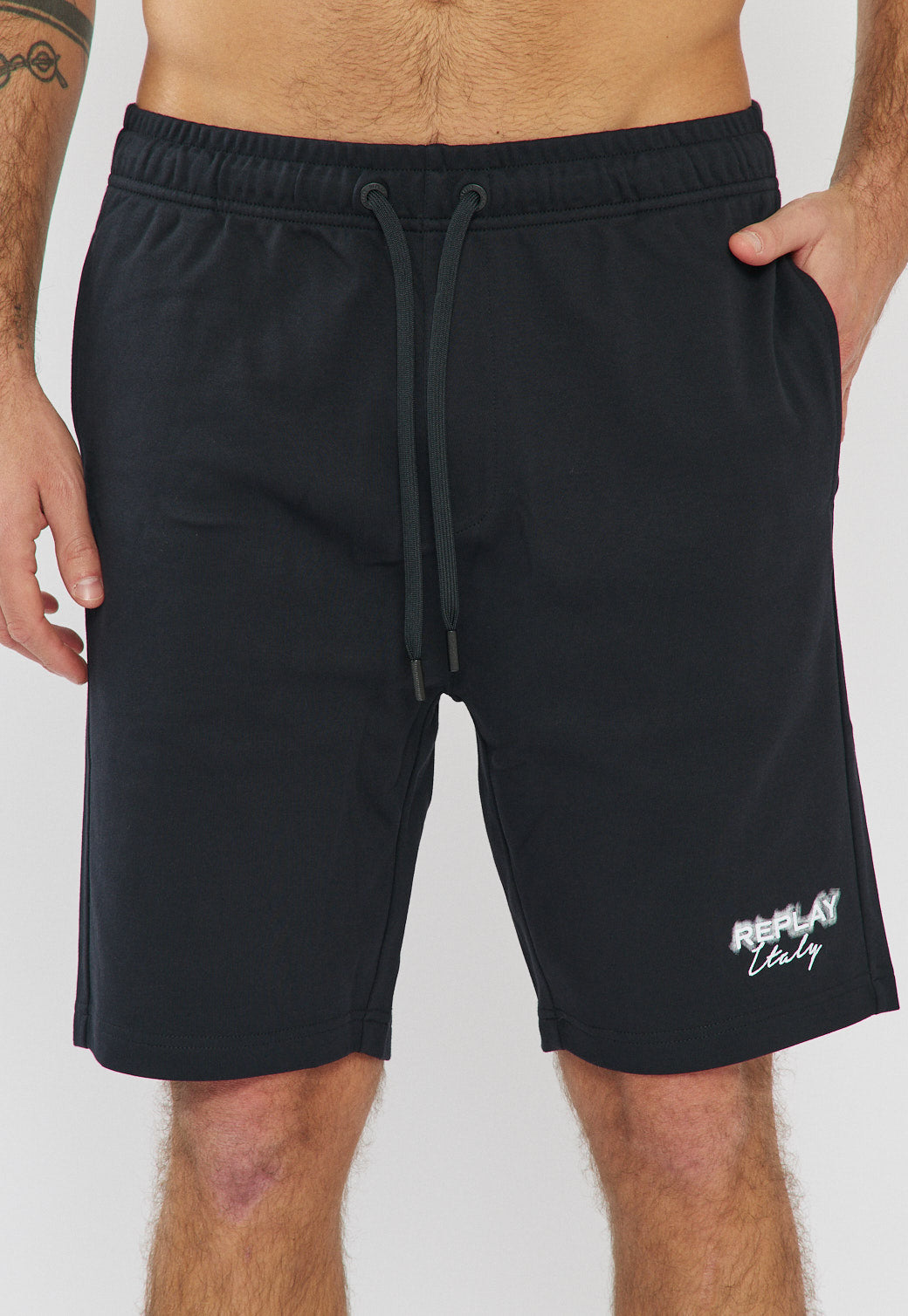 חליפת טרנינג לגברים בצבע שחור עם לוגו