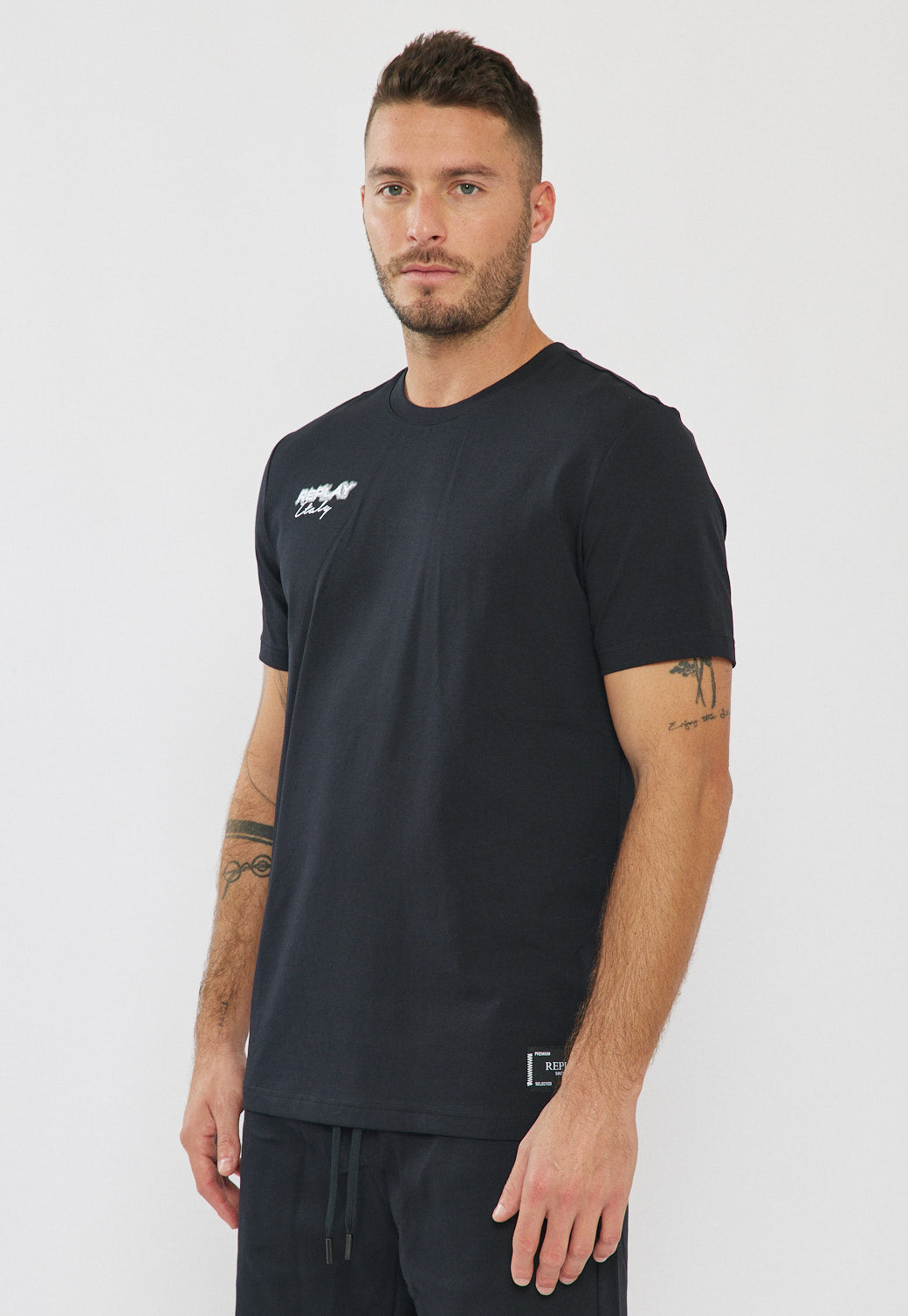 חליפת טרנינג לגברים בצבע שחור עם לוגו