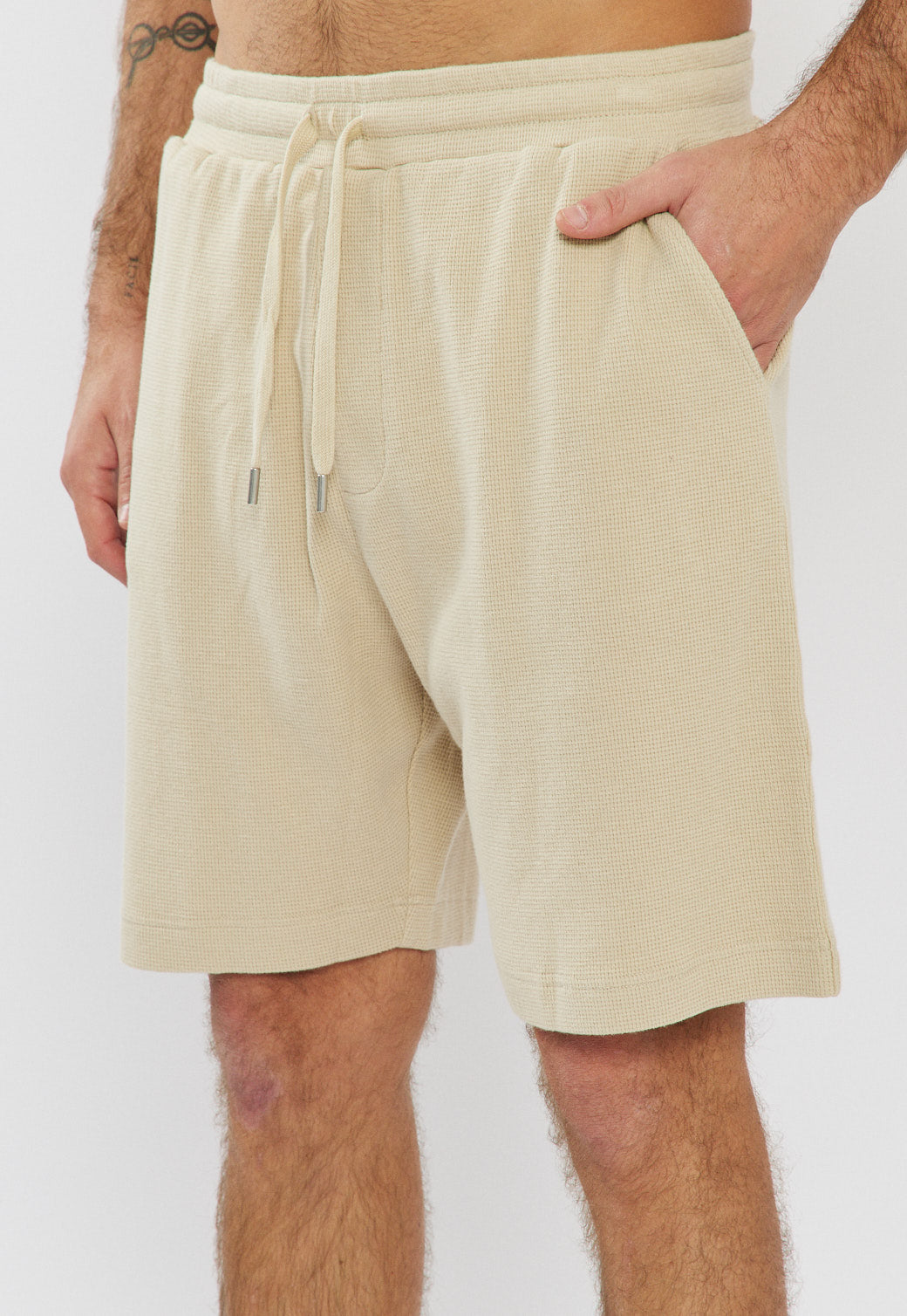 מכנסיים קצרים לגברים בצבע בז׳ בהיר