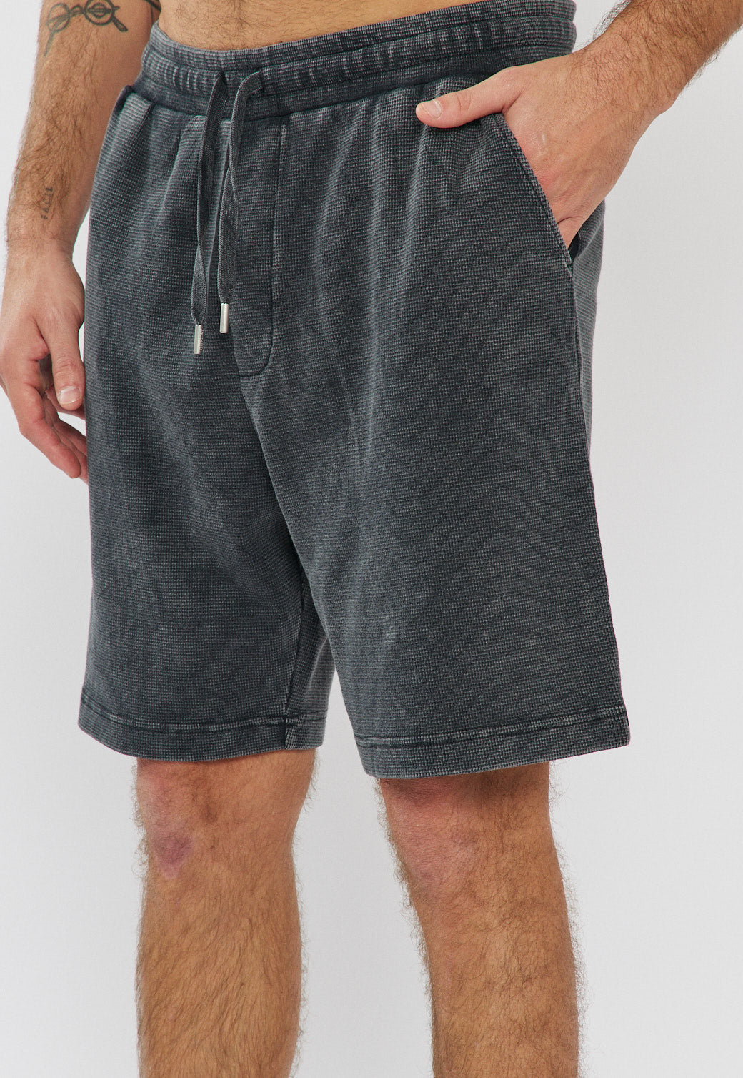 מכנסיים קצרים לגברים בצבע שחור כהה