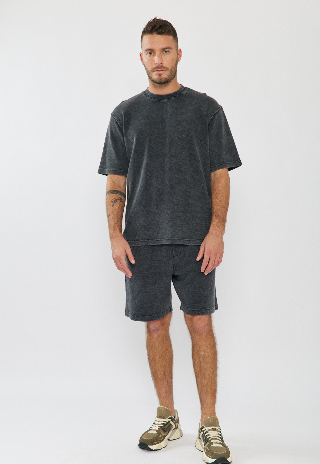 מכנסיים קצרים לגברים בצבע שחור כהה