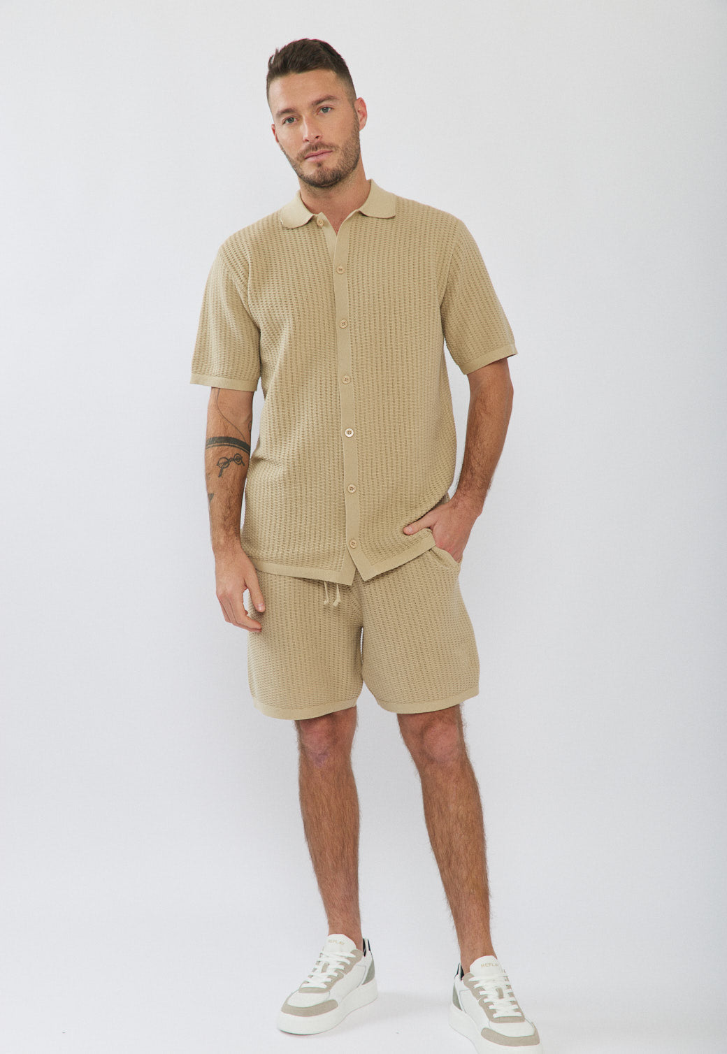 מכנסיים קצרים לגברים בצבע בז'